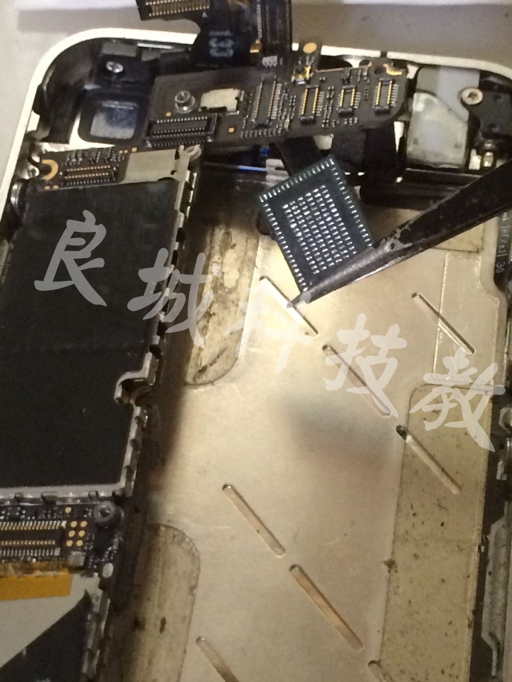 I Phone 4 摔機泡水連接座斷線《維修分享》