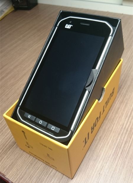 CAT S40三防硬漢智慧機 開箱文(附2米高實測摔機影片)