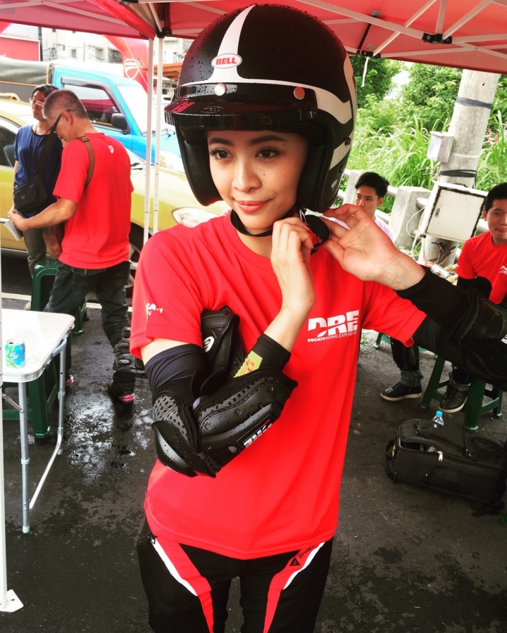 兩個女生手牽手一起當安全駕駛