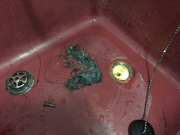 浴缸排水不順,清通後發現水管破洞,該怎麼辦?