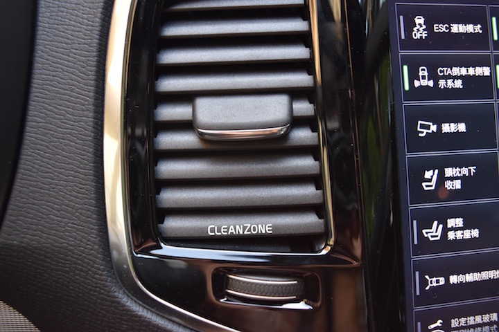 Volvo XC90 T6 R-Design 瑪瑙黑入荷!