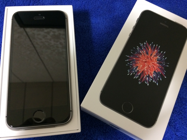 太空灰~iphone se 遲來的開箱~