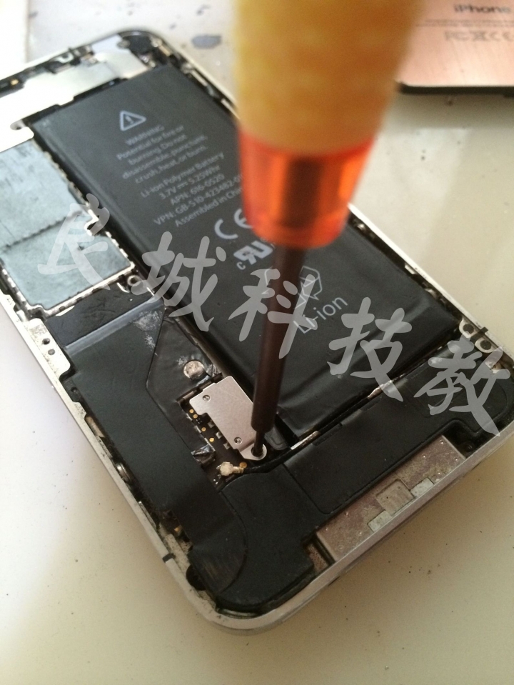 I Phone 4 摔機泡水連接座斷線《維修分享》