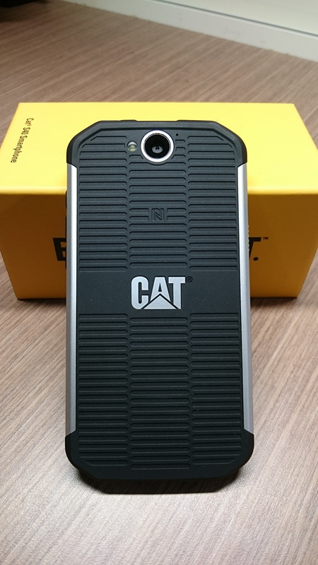 CAT S40三防硬漢智慧機 開箱文(附2米高實測摔機影片)
