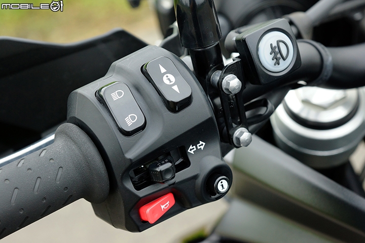 英式多功能悍虎 Triumph Tiger 800 XRx