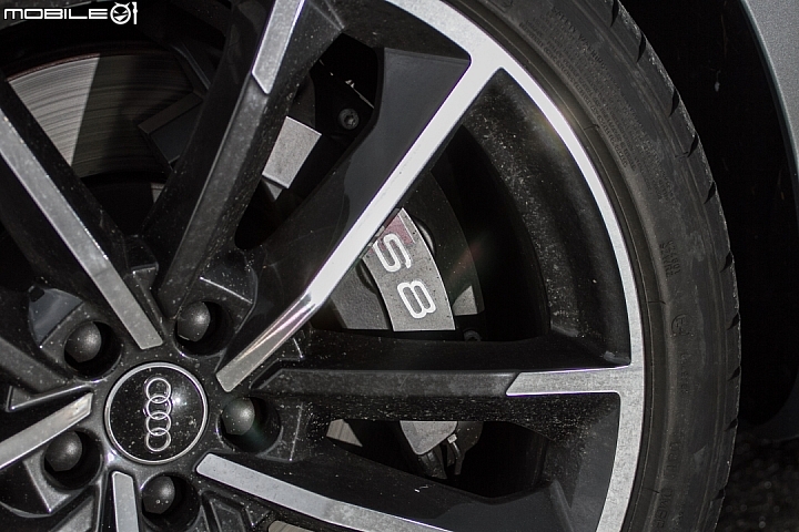 低調的強悍 Audi S8 Plus