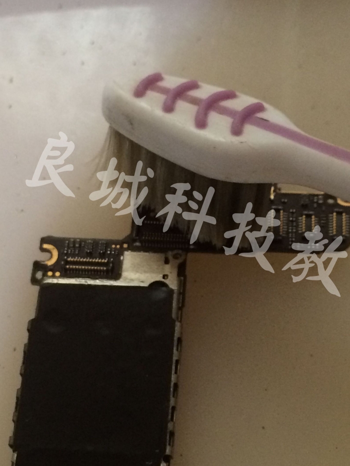 I Phone 4 摔機泡水連接座斷線《維修分享》