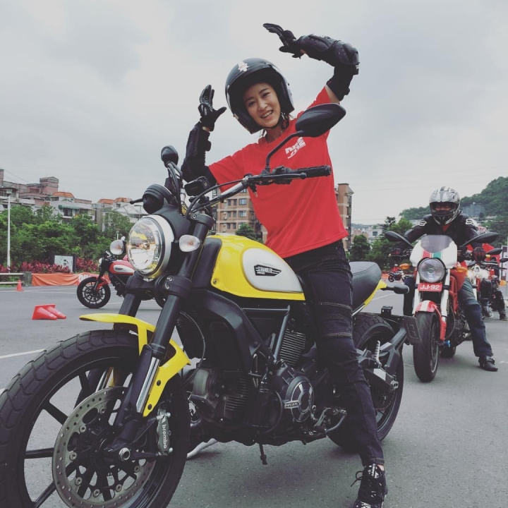 兩個女生手牽手一起當安全駕駛