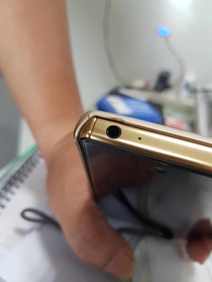 (抱怨文,代理商說我毀謗他們) 貴貴的NILLKIN SONY Xperia Z5 Premium能量盾無線充電背殼用三個月就裂掉