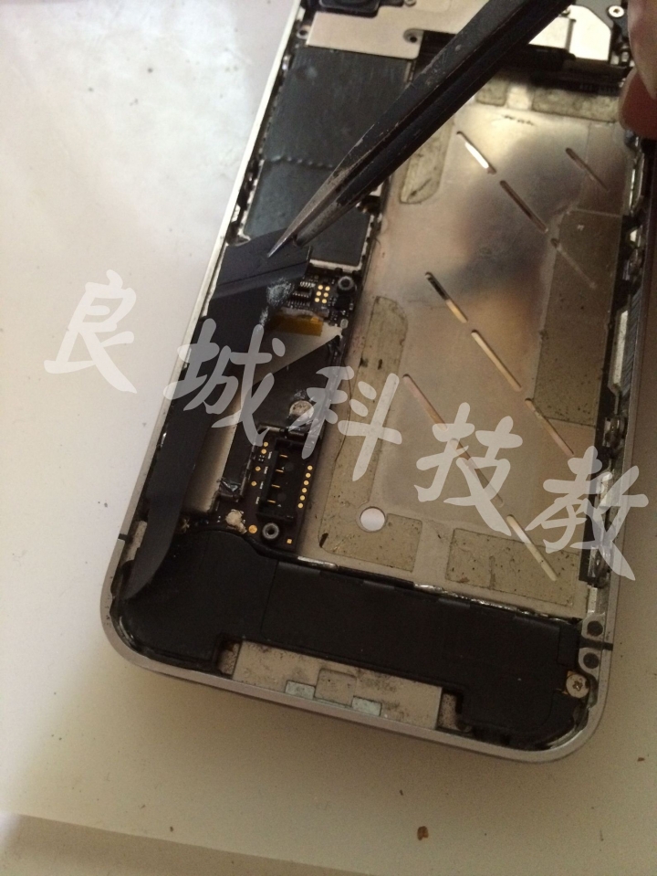 I Phone 4 摔機泡水連接座斷線《維修分享》