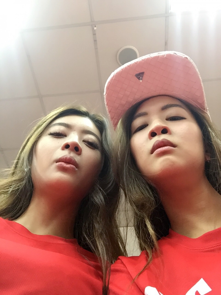 兩個女生手牽手一起當安全駕駛