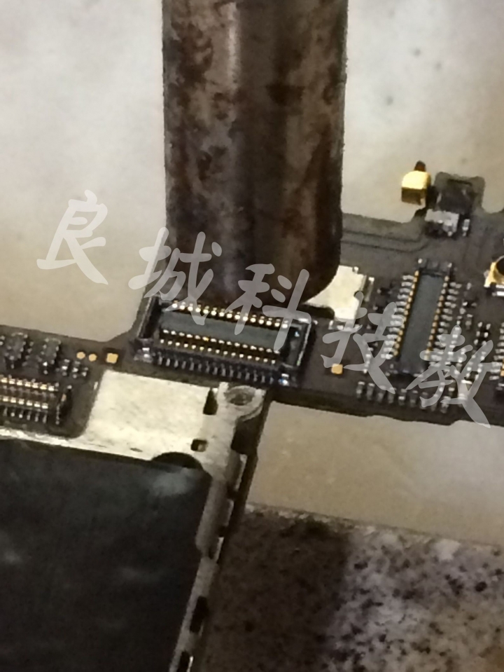 I Phone 4 摔機泡水連接座斷線《維修分享》
