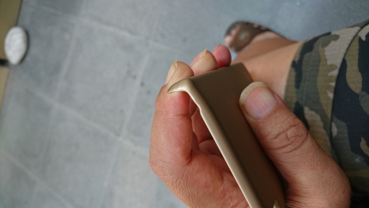 (抱怨文,代理商說我毀謗他們) 貴貴的NILLKIN SONY Xperia Z5 Premium能量盾無線充電背殼用三個月就裂掉