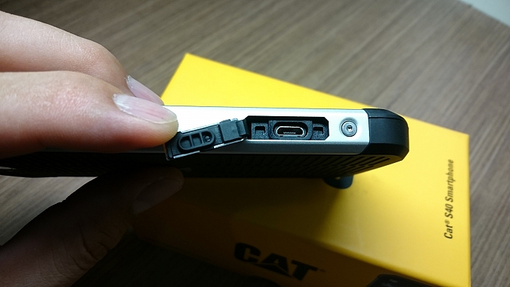 CAT S40三防硬漢智慧機 開箱文(附2米高實測摔機影片)