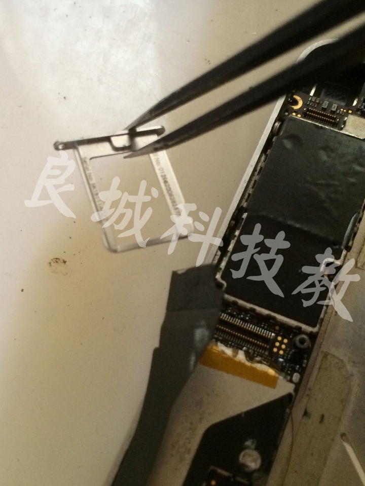 I Phone 4 摔機泡水連接座斷線《維修分享》