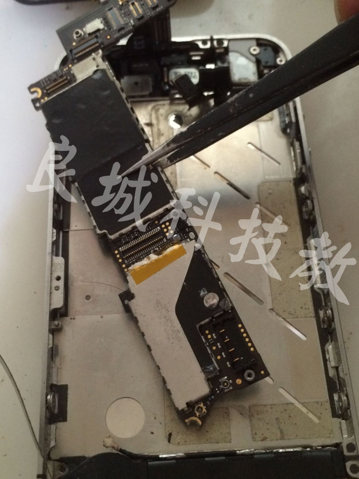 I Phone 4 摔機泡水連接座斷線《維修分享》