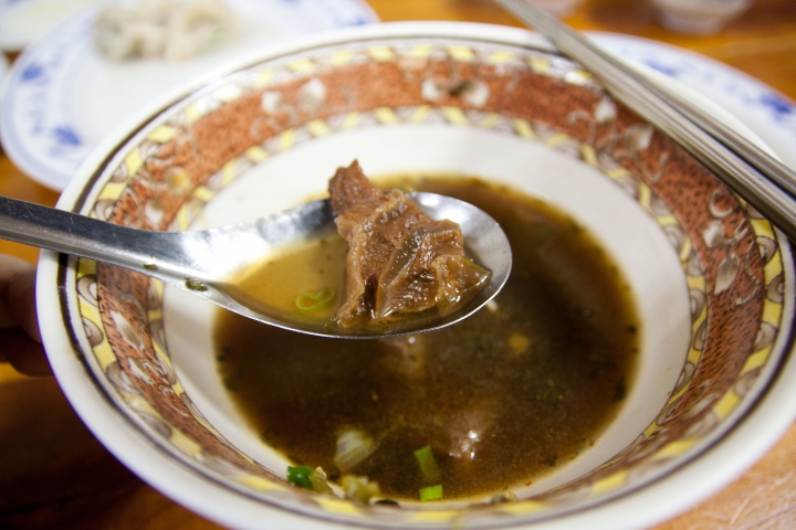 【美食。食記】南投 集集 八張牛肉麵 麵條軟爛 湯頭略淡 差點救不回來的牛肉麵店
