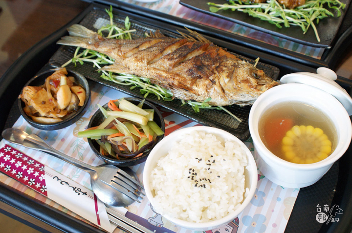 【吃】【台南美食餐廳】米樂咖啡簡餐|炸物免費兌換!魚比手掌大的私房料理超好吃!