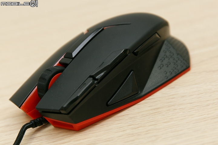 具備單鍵超頻與多彩機械鍵盤的 Lenovo IdeaPad Y900
