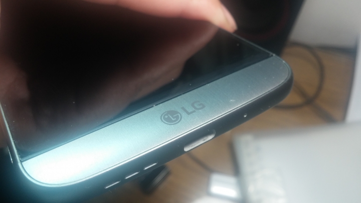 想告訴大家 LG g5 容易受潮 請大家小心