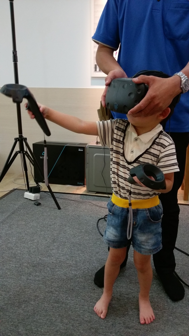 醒著作夢,我也來體驗 HTC VIVE