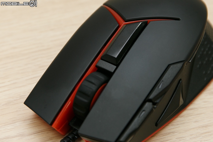 具備單鍵超頻與多彩機械鍵盤的 Lenovo IdeaPad Y900