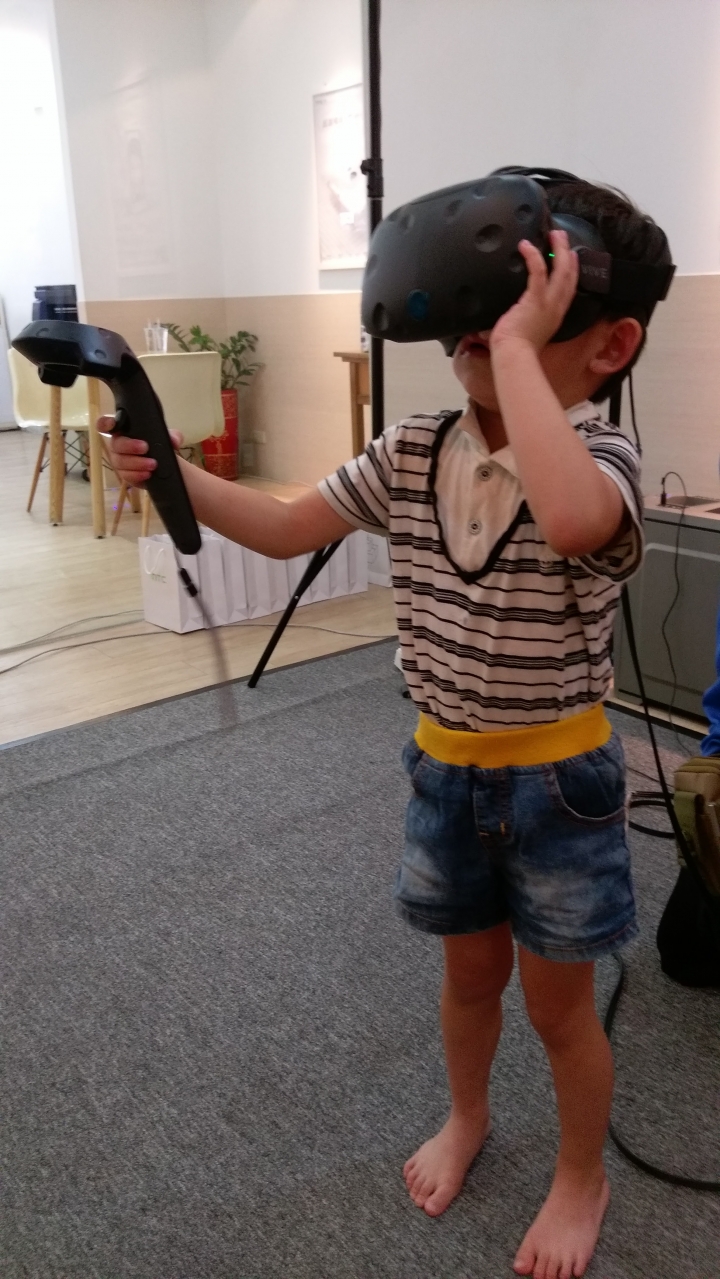 醒著作夢,我也來體驗 HTC VIVE