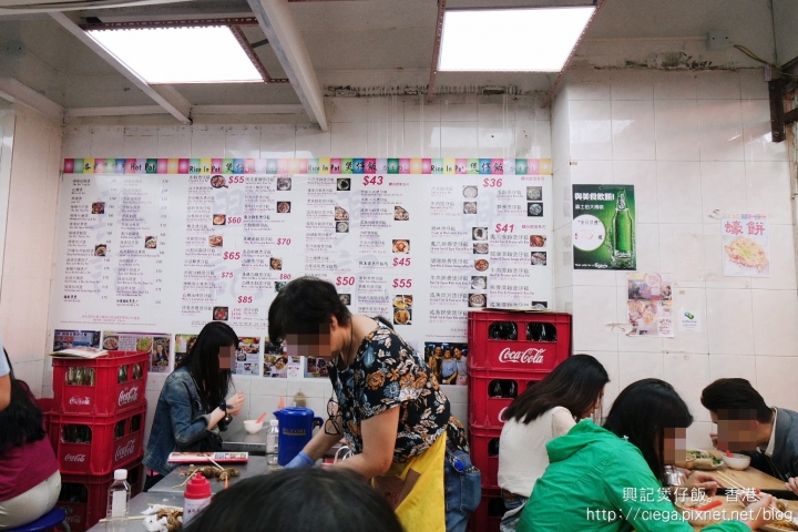 【香港│油麻地美食】興記煲仔飯✈廟街感受港味十足的炭火煲仔飯│觀光客來港推薦打卡美食、香港平價小吃