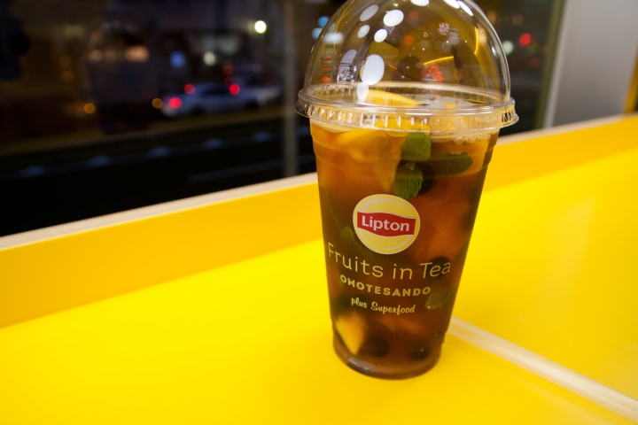 【新品。資訊】東京 表參道 限時 Lipton 水果茶 茶香淡薄,鮮果現做 想想好像不太划算,網路上買就可以了