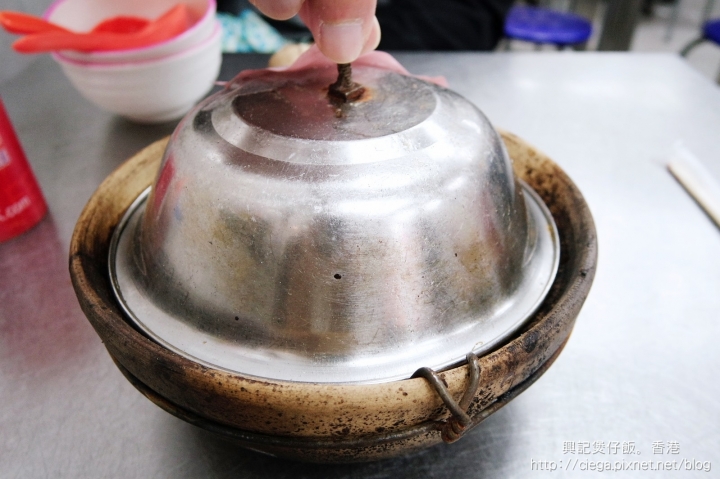 【香港│油麻地美食】興記煲仔飯✈廟街感受港味十足的炭火煲仔飯│觀光客來港推薦打卡美食、香港平價小吃