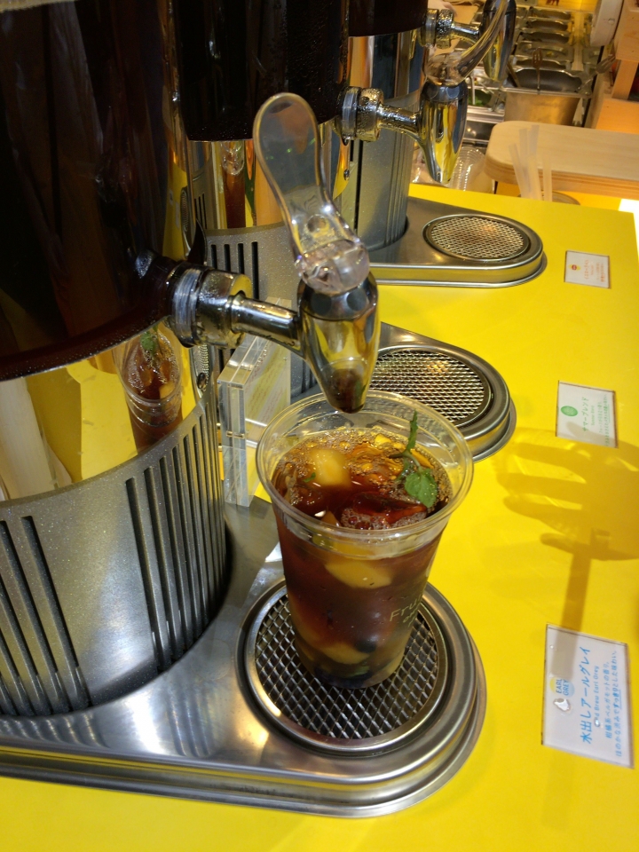 【新品。資訊】東京 表參道 限時 Lipton 水果茶 茶香淡薄,鮮果現做 想想好像不太划算,網路上買就可以了