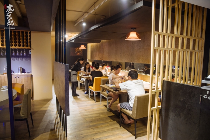 宸市私廚料理‧捷運大安站|濃香核桃木燻豬針骨‧霸氣黑蒜頭牛肚菌鍋!