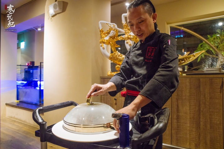宸市私廚料理‧捷運大安站|濃香核桃木燻豬針骨‧霸氣黑蒜頭牛肚菌鍋!