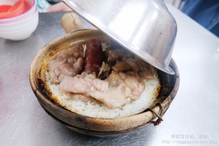 【香港│油麻地美食】興記煲仔飯✈廟街感受港味十足的炭火煲仔飯│觀光客來港推薦打卡美食、香港平價小吃
