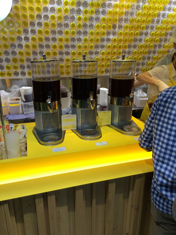 【新品。資訊】東京 表參道 限時 Lipton 水果茶 茶香淡薄,鮮果現做 想想好像不太划算,網路上買就可以了