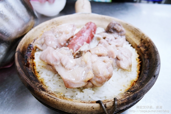 【香港│油麻地美食】興記煲仔飯✈廟街感受港味十足的炭火煲仔飯│觀光客來港推薦打卡美食、香港平價小吃