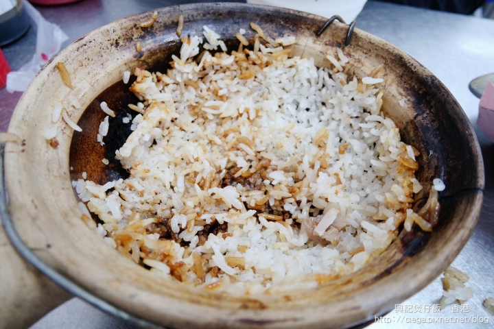 【香港│油麻地美食】興記煲仔飯✈廟街感受港味十足的炭火煲仔飯│觀光客來港推薦打卡美食、香港平價小吃