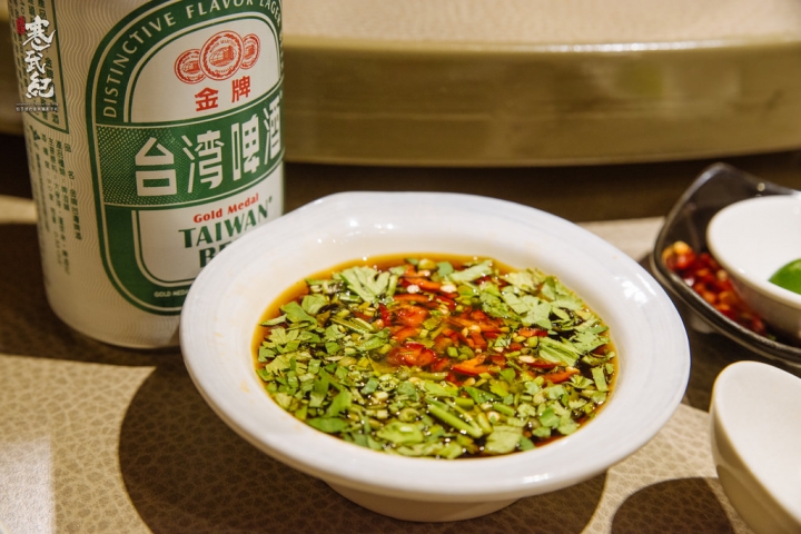 宸市私廚料理‧捷運大安站|濃香核桃木燻豬針骨‧霸氣黑蒜頭牛肚菌鍋!