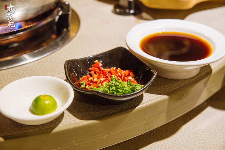 宸市私廚料理‧捷運大安站|濃香核桃木燻豬針骨‧霸氣黑蒜頭牛肚菌鍋!