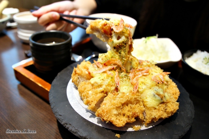 『品田牧場-南京東店』非吃不可的櫻花蝦披薩豬排&章魚燒豬排(捷運松江南京站)