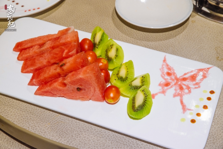 宸市私廚料理‧捷運大安站|濃香核桃木燻豬針骨‧霸氣黑蒜頭牛肚菌鍋!
