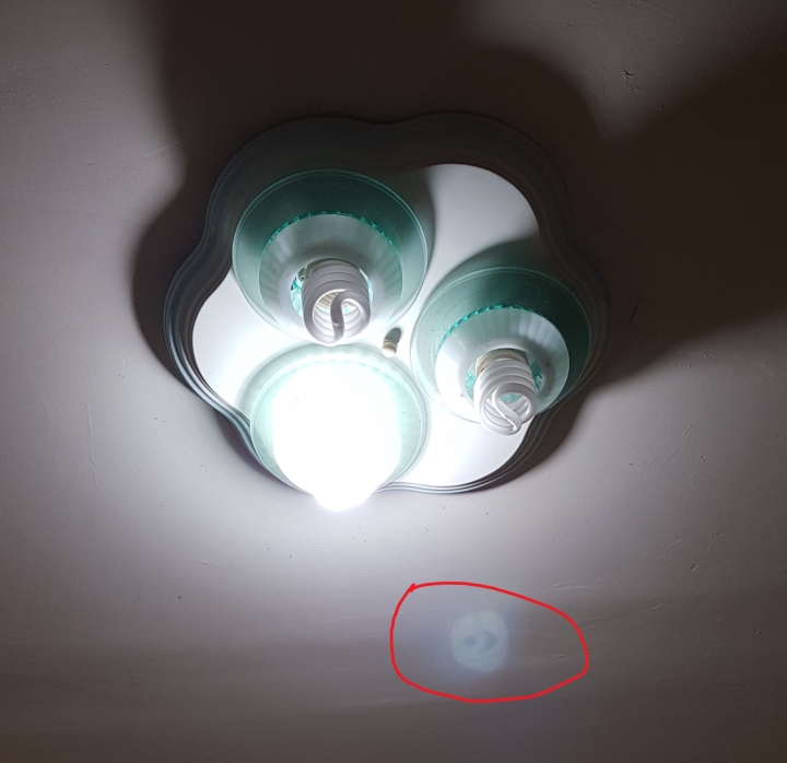 S7 主鏡頭拍照出現倒影,這樣是正常的嗎?