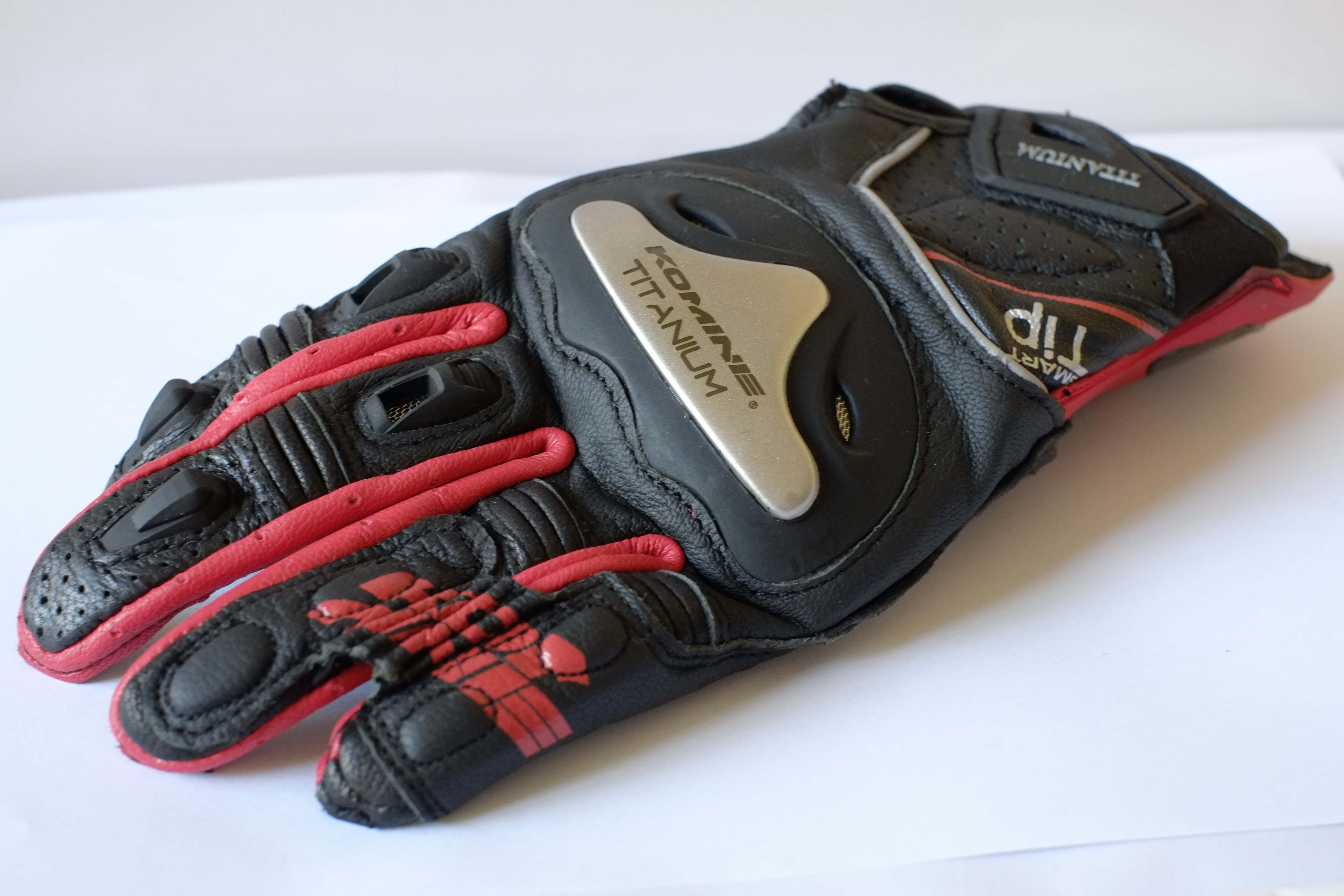 開箱分享 夏季短皮質手套 Komine GK-170之騎車不要滑手機