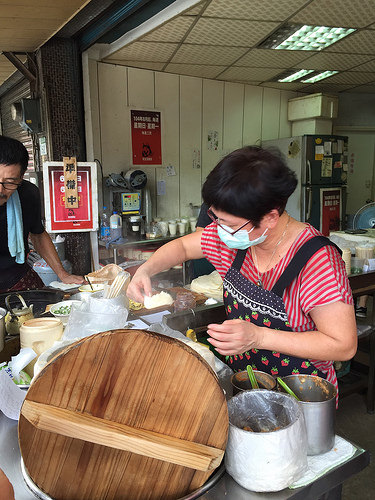 【食記】板橋江子翠站/長江路。老王豆漿店~小魚乾飯糰好吃又夠味