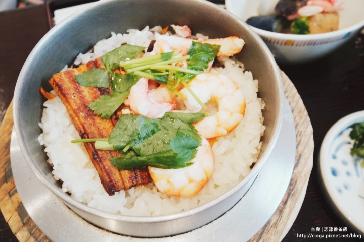 奈良美食│志津香釜飯【拖著媽媽去關西】│完整呈現食物鮮甜原味的小鍋飯,排隊一小時剛剛好 │奈良排隊名店,觀光客在地人都愛吃