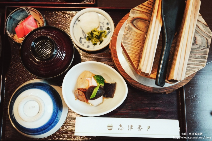 奈良美食│志津香釜飯【拖著媽媽去關西】│完整呈現食物鮮甜原味的小鍋飯,排隊一小時剛剛好 │奈良排隊名店,觀光客在地人都愛吃
