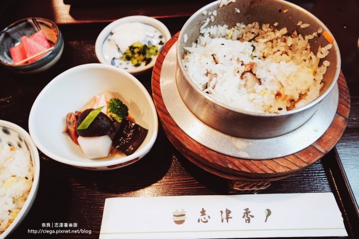 奈良美食│志津香釜飯【拖著媽媽去關西】│完整呈現食物鮮甜原味的小鍋飯,排隊一小時剛剛好 │奈良排隊名店,觀光客在地人都愛吃
