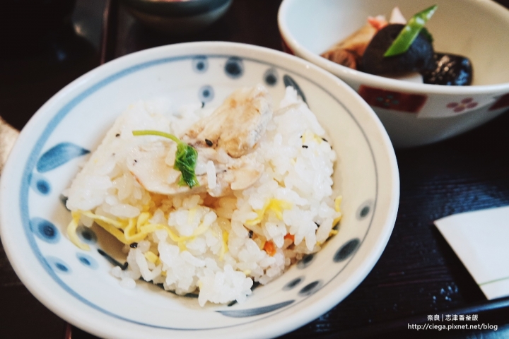 奈良美食│志津香釜飯【拖著媽媽去關西】│完整呈現食物鮮甜原味的小鍋飯,排隊一小時剛剛好 │奈良排隊名店,觀光客在地人都愛吃