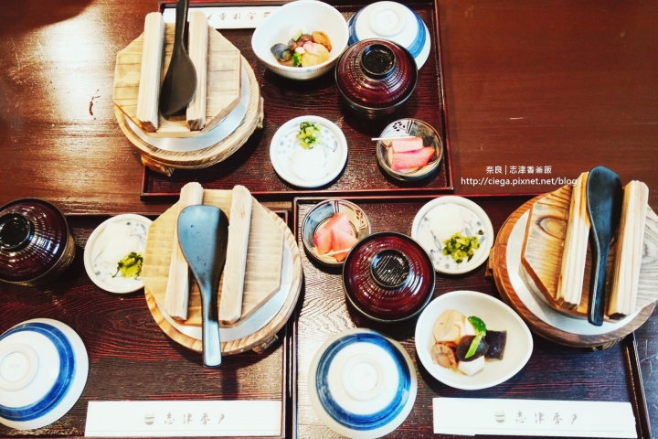 奈良美食│志津香釜飯【拖著媽媽去關西】│完整呈現食物鮮甜原味的小鍋飯,排隊一小時剛剛好 │奈良排隊名店,觀光客在地人都愛吃