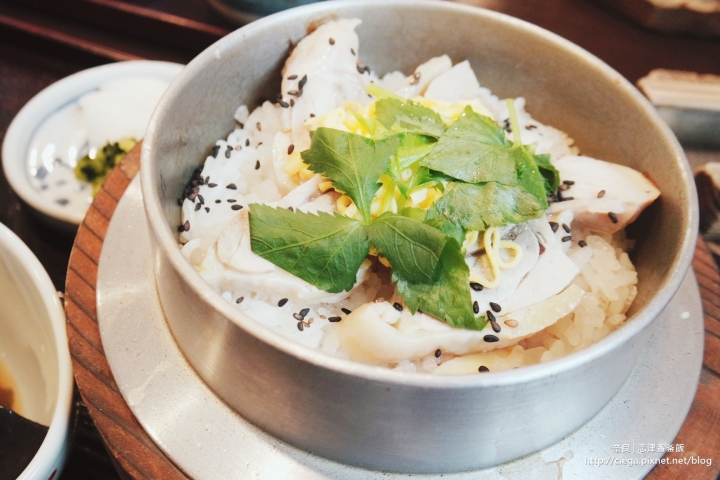 奈良美食│志津香釜飯【拖著媽媽去關西】│完整呈現食物鮮甜原味的小鍋飯,排隊一小時剛剛好 │奈良排隊名店,觀光客在地人都愛吃